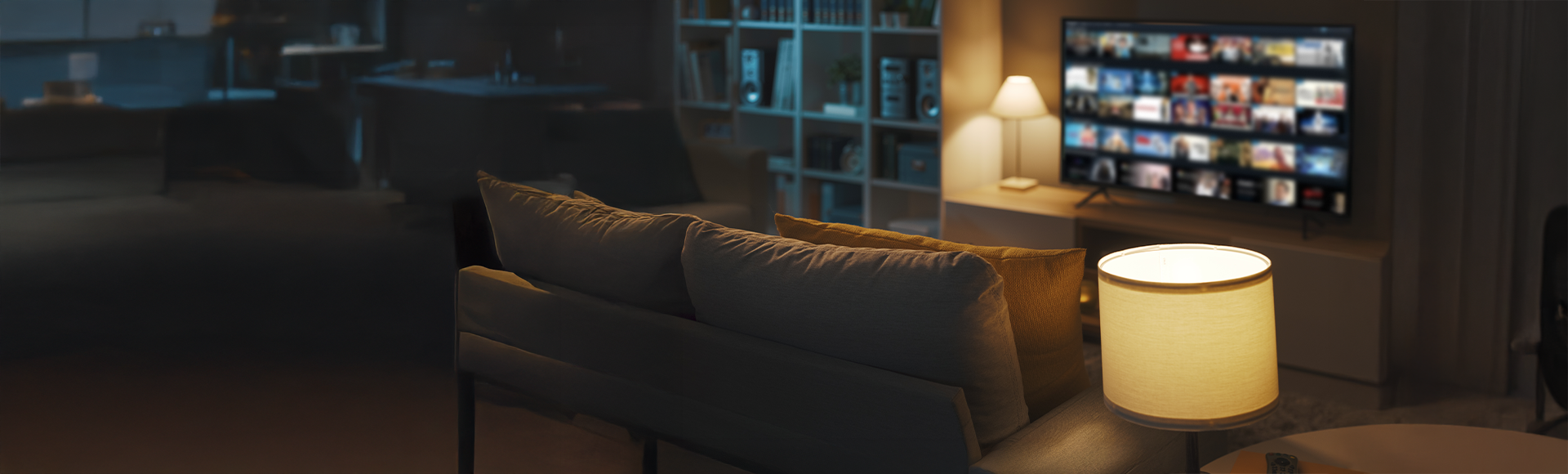 Wohnzimmer mit kleinen Lampen und einem Fernseher mit einer Filmauswahl.